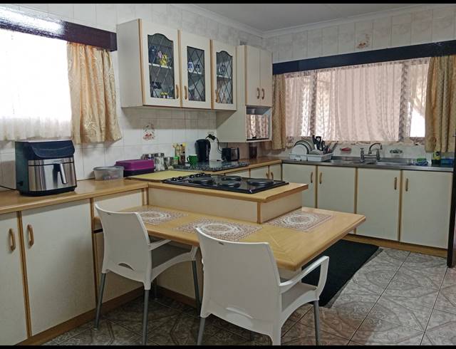 4 BEDROOM FREEHOLD FOR SALE IN MOUNTAIN RISE